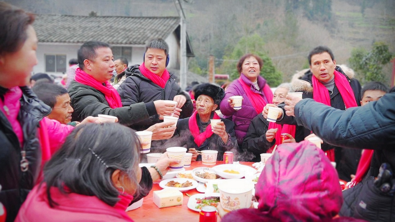 四川平武：鄉(xiāng)村壩壩宴 共享集體經(jīng)濟(jì)紅利 共話幸福生活