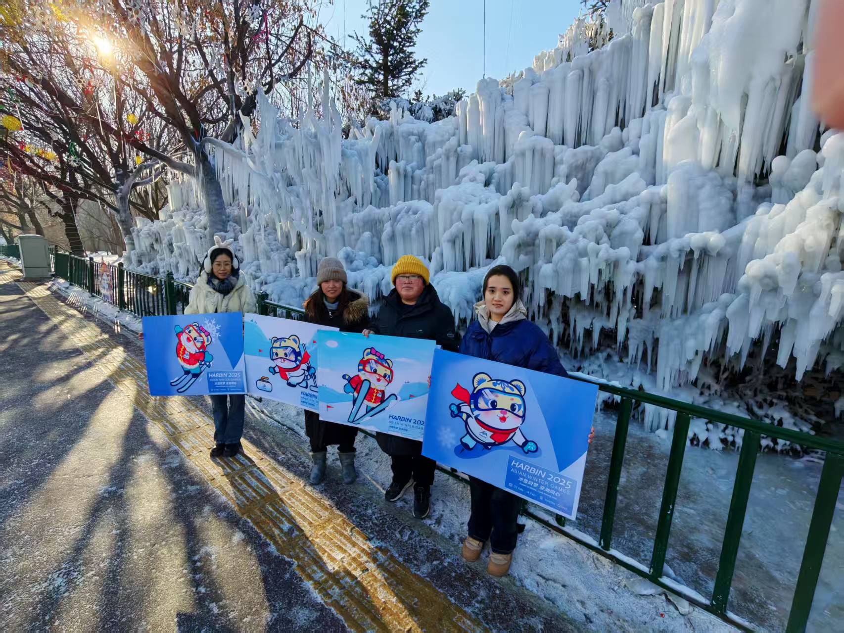 哈市香坊區(qū)新香坊街道會(huì)展社區(qū)開(kāi)展「游黛秀湖公園體驗(yàn)冰上運(yùn)動(dòng)」主題活動(dòng)