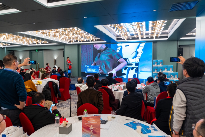 「湘江1號(hào)」健康陪護(hù)人形機(jī)器人重磅發(fā)布