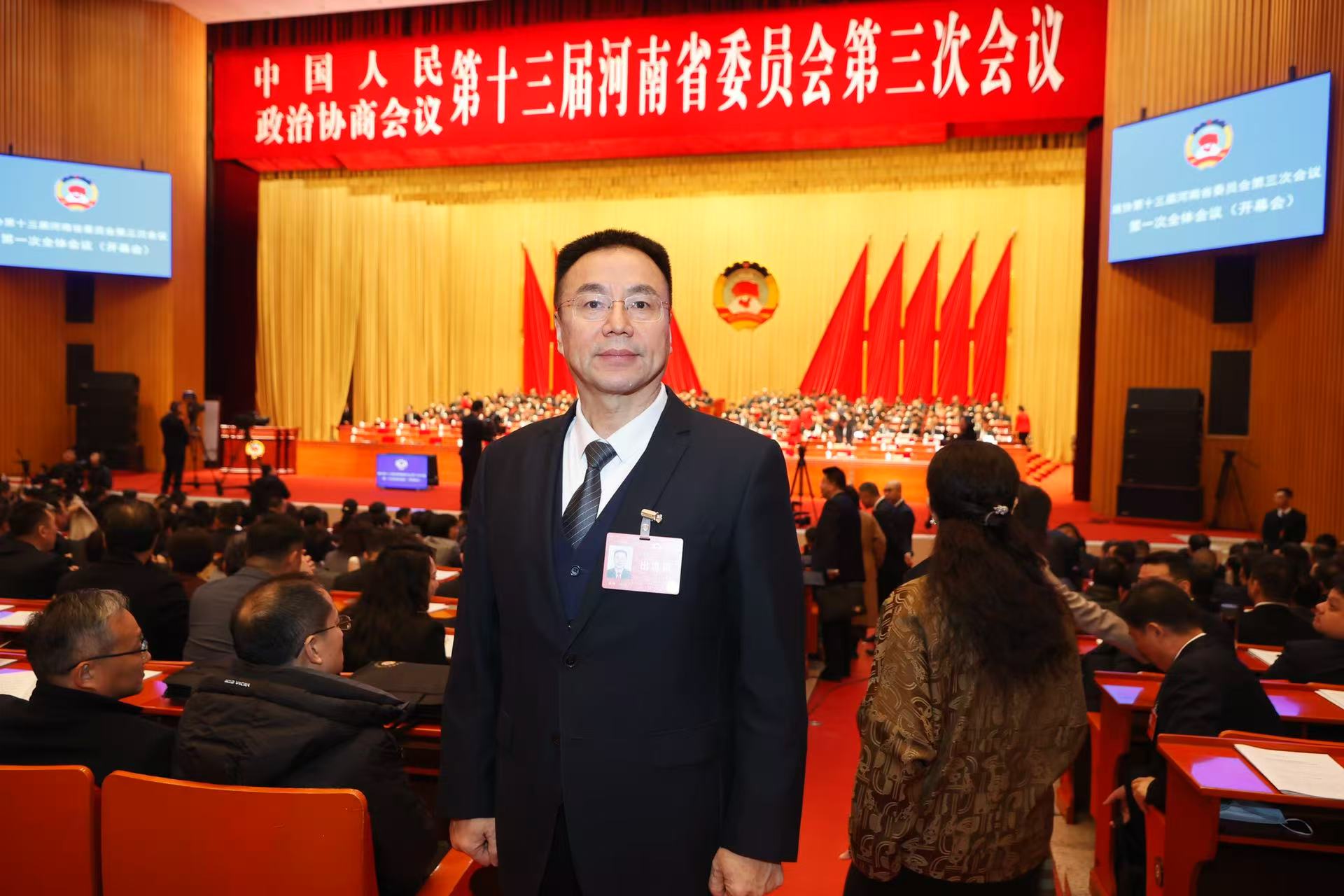 河南省政協(xié)委員趙京輝：規(guī)劃地上新能源汽車充電停車場