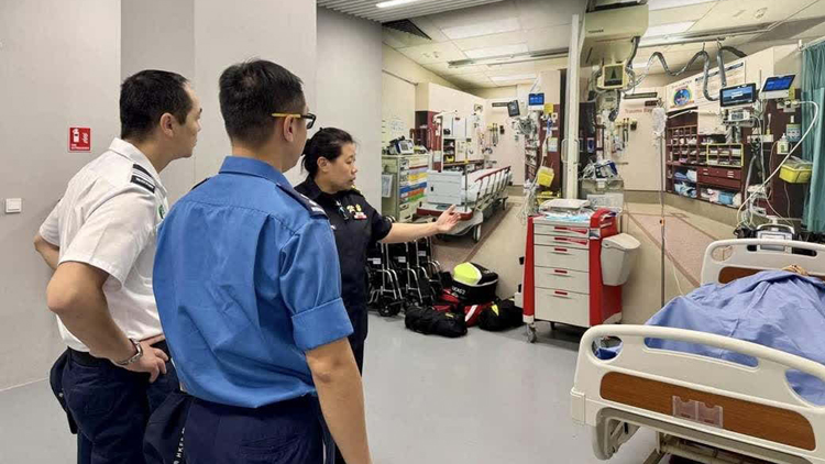 消防處再派員到新加坡 與當?shù)孛穹啦筷牻涣? title=