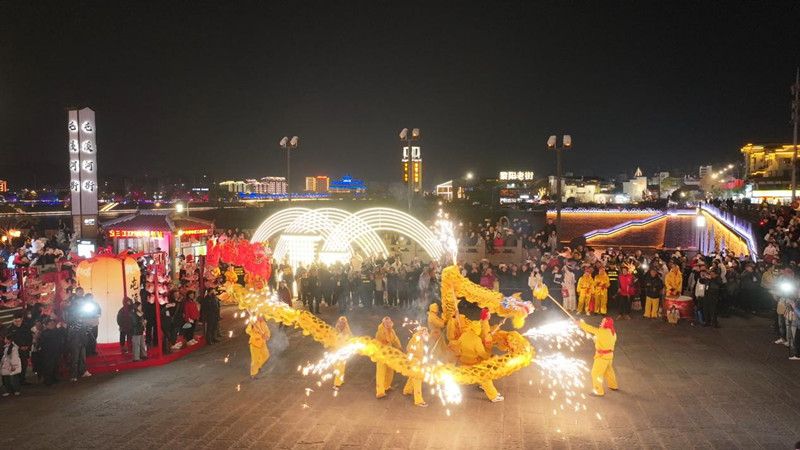 安徽屯溪：國(guó)潮非遺點(diǎn)亮「河街游」
