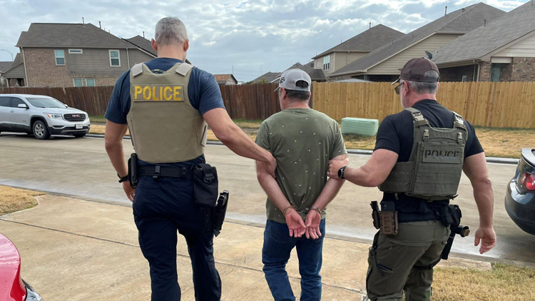 一天內(nèi)近千人被捕！美國多地展開針對移民的執(zhí)法行動