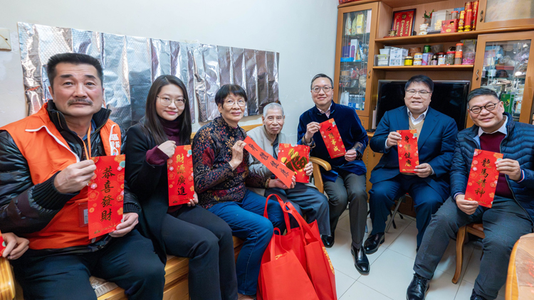 林定國(guó)訪堅(jiān)尼地城居民 向區(qū)內(nèi)長(zhǎng)者送上節(jié)日祝福