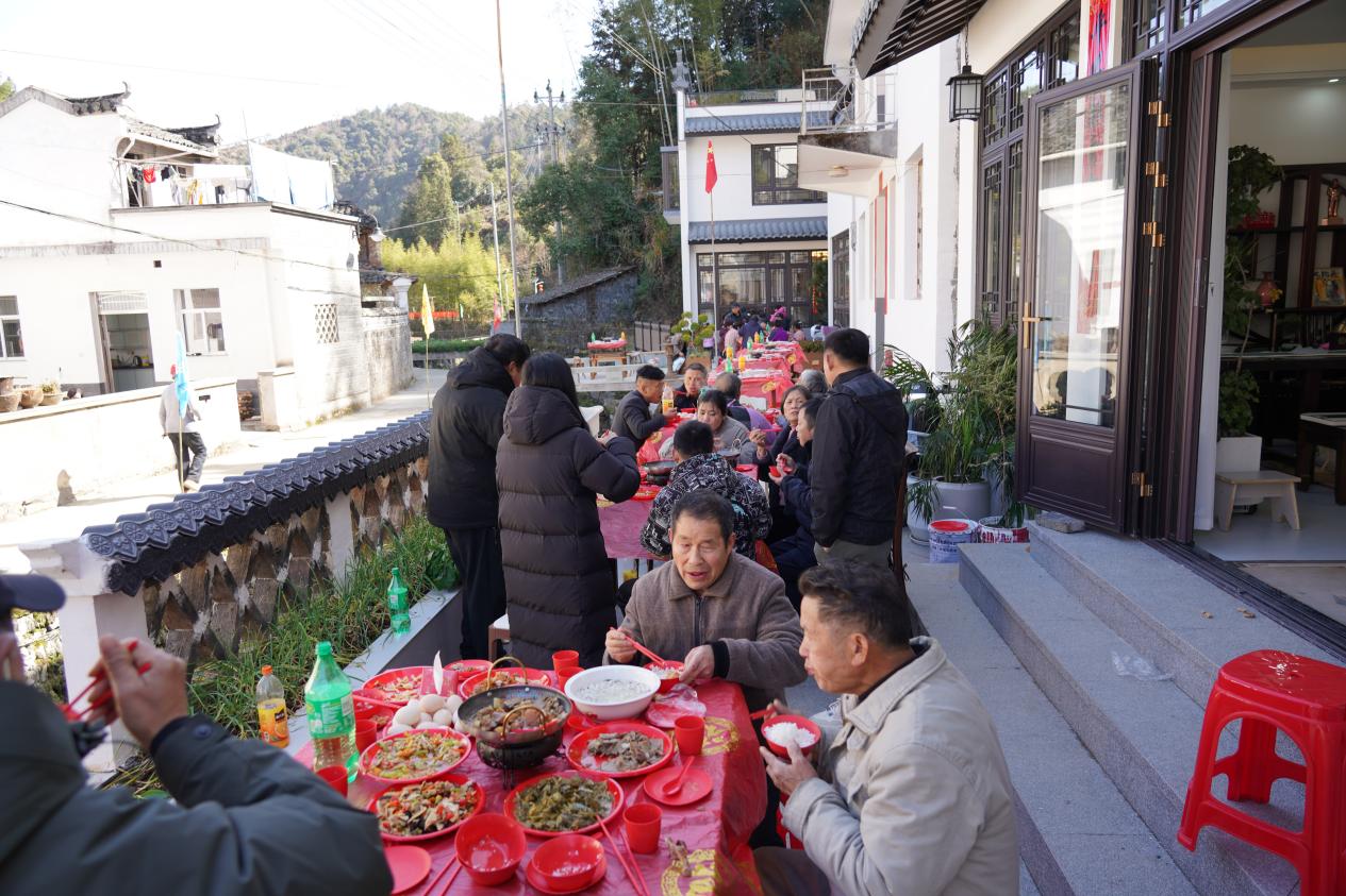 共譜文明新風(fēng)尚 皖祁門(mén)全村宴里年味濃