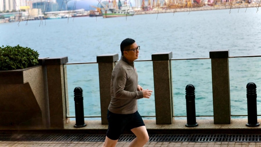 鄧炳強年初四新春跑步 笑言「順便當(dāng)行大運 攞個好意頭」