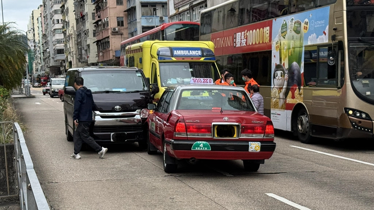 疑血糖低感不適 七旬的士司機(jī)失控闖逆線撞客貨車