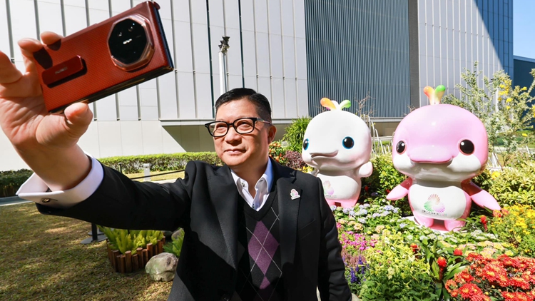 全運(yùn)會(huì)吉祥物「喜洋洋」「樂(lè)融融」現(xiàn)身添馬公園 鄧炳強(qiáng)打卡合影