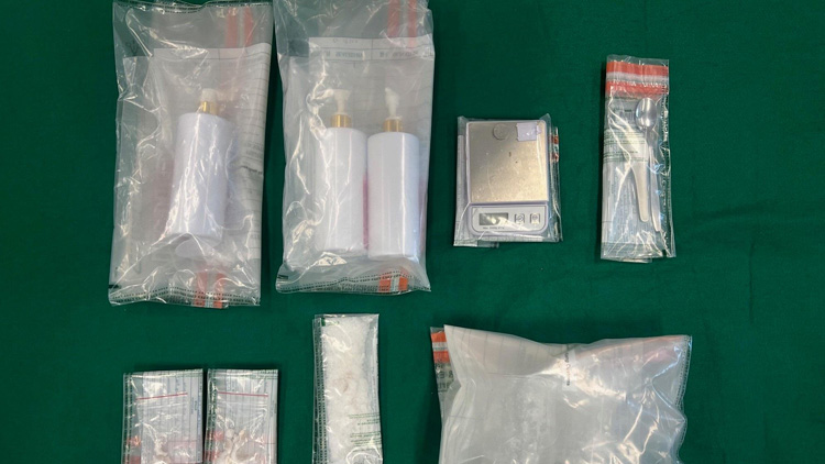 海關(guān)檢獲懷疑冰毒及包裝工具市值約80萬(wàn) 拘76歲男子