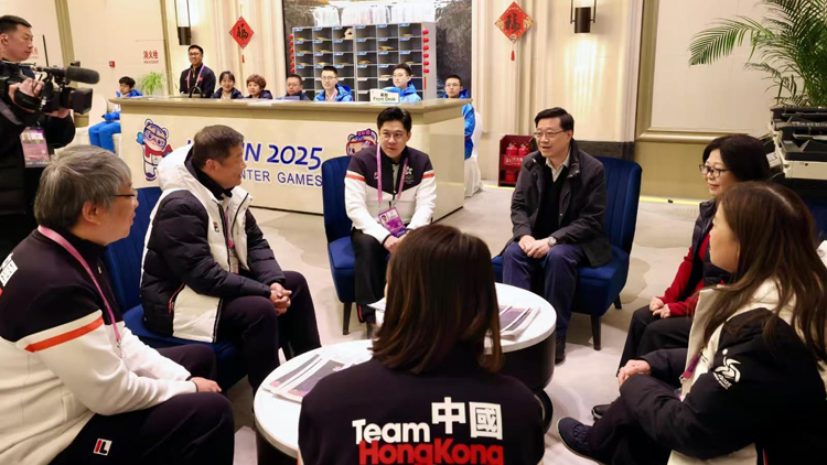 李家超探訪參加亞冬會(huì)中國(guó)香港代表團(tuán)成員 勉勵(lì)運(yùn)動(dòng)員全力以赴