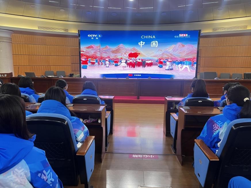 黑龍江中醫(yī)藥大學志願者熱議亞冬會開幕盛況