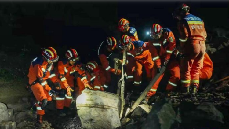 四川筠連縣山體滑坡已致29人失聯(lián) 救援爭(zhēng)分奪秒