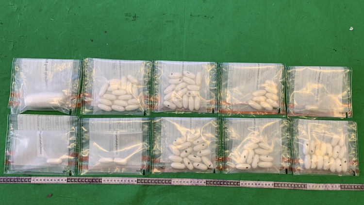 海關(guān)機(jī)場(chǎng)拘捕2名旅客 涉體內(nèi)藏約890克懷疑可卡因