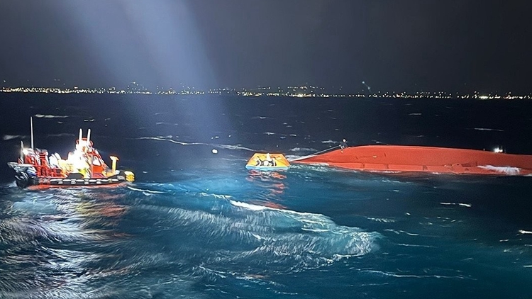 一艘載10人漁船在韓國(guó)濟(jì)州島附近海域傾覆 已救出5人