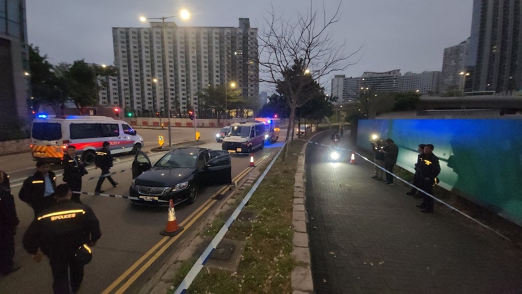 Uber司機紅磡遭3人持刀搶劫 警方車內(nèi)檢獲鋼筋拘遇劫司機