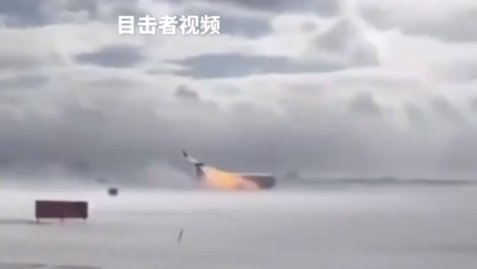 美載80人客機(jī)著陸翻覆最新畫(huà)面曝光 乘客講述驚魂瞬間