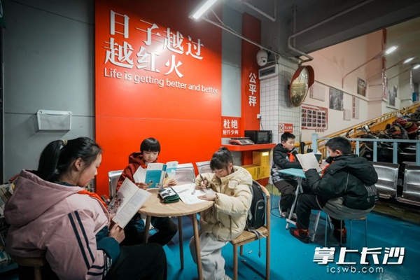 長沙菜市場變「書房」！「4點半角」照亮「菜二代」學習路