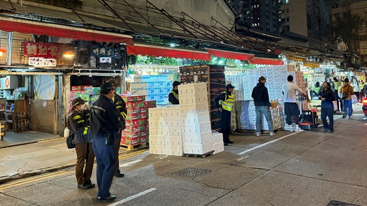 警方聯(lián)同食環(huán)署油麻地打擊阻街及交通違例 發(fā)15張罰單或傳票