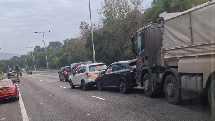 元朗公路近十八鄉(xiāng)交匯處7車相撞 九巴及龍運(yùn)途經(jīng)路線班次或延誤