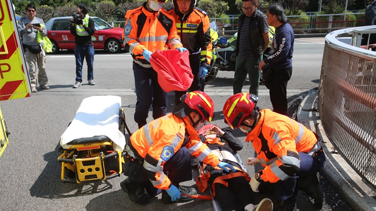 疑車門未關好釀意外 中區(qū)花園道跟車工人跌落貨車