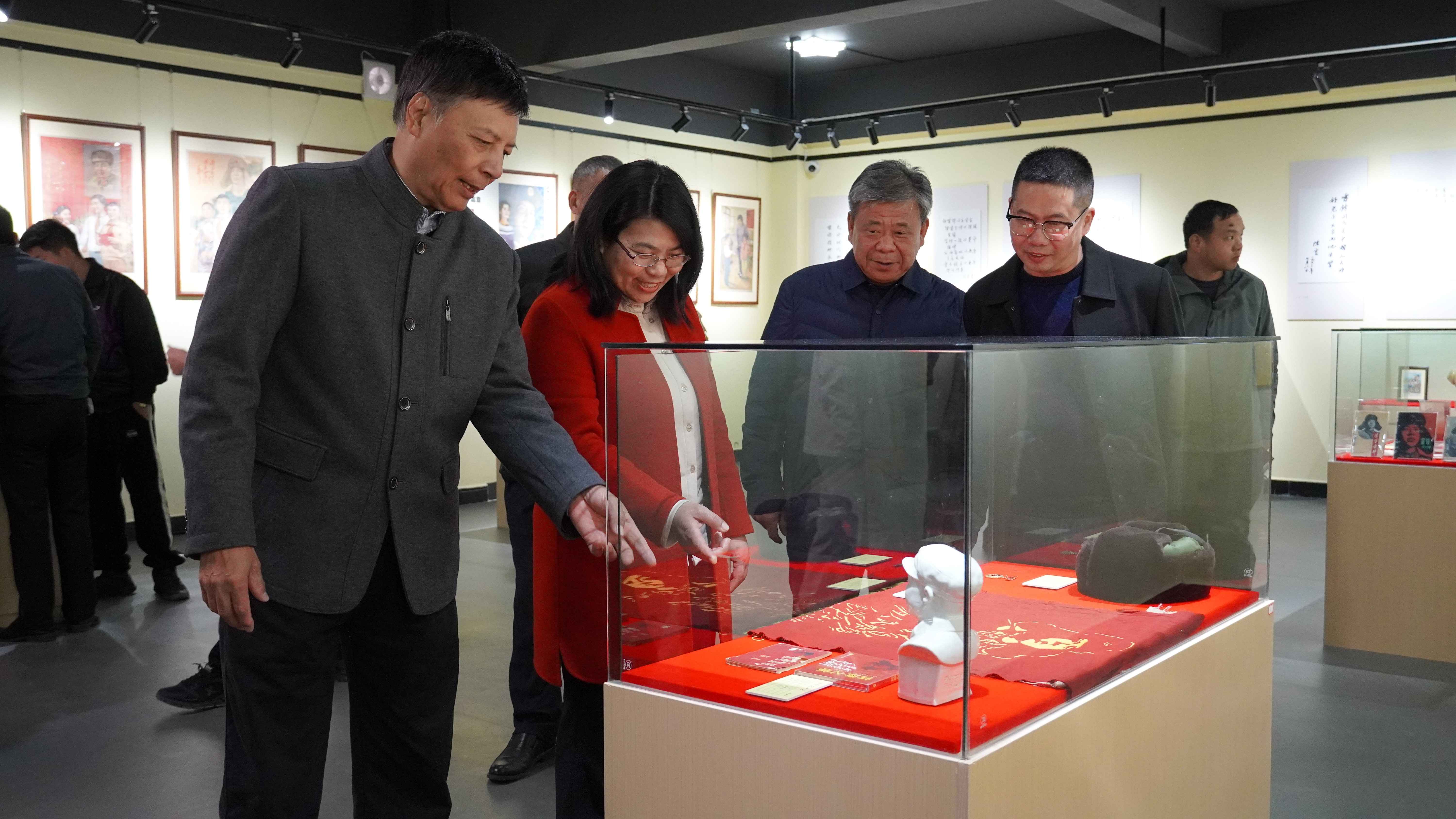 廣東韶關(guān)新豐：鄉(xiāng)賢無私捐物策展，助力「雷鋒精神」?jié)櫲诵? title=