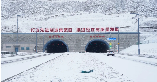 烏魯木齊經(jīng)開區(qū)（頭區(qū)）白鳥湖登龍嶺隧道試通車雙向六車道