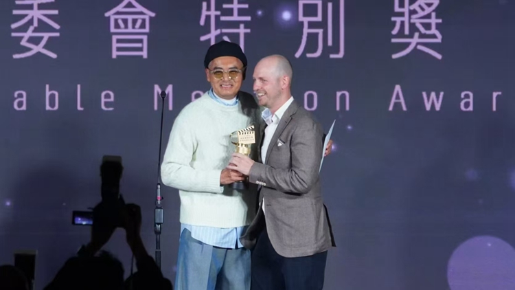 有片｜周潤發(fā)驚喜現(xiàn)身香港電影導(dǎo)演會頒獎禮 頒發(fā)「執(zhí)委會特別獎」