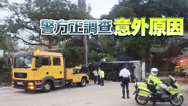 香港仔隧道黃竹坑出口貨車翻側(cè) 司機受傷送院