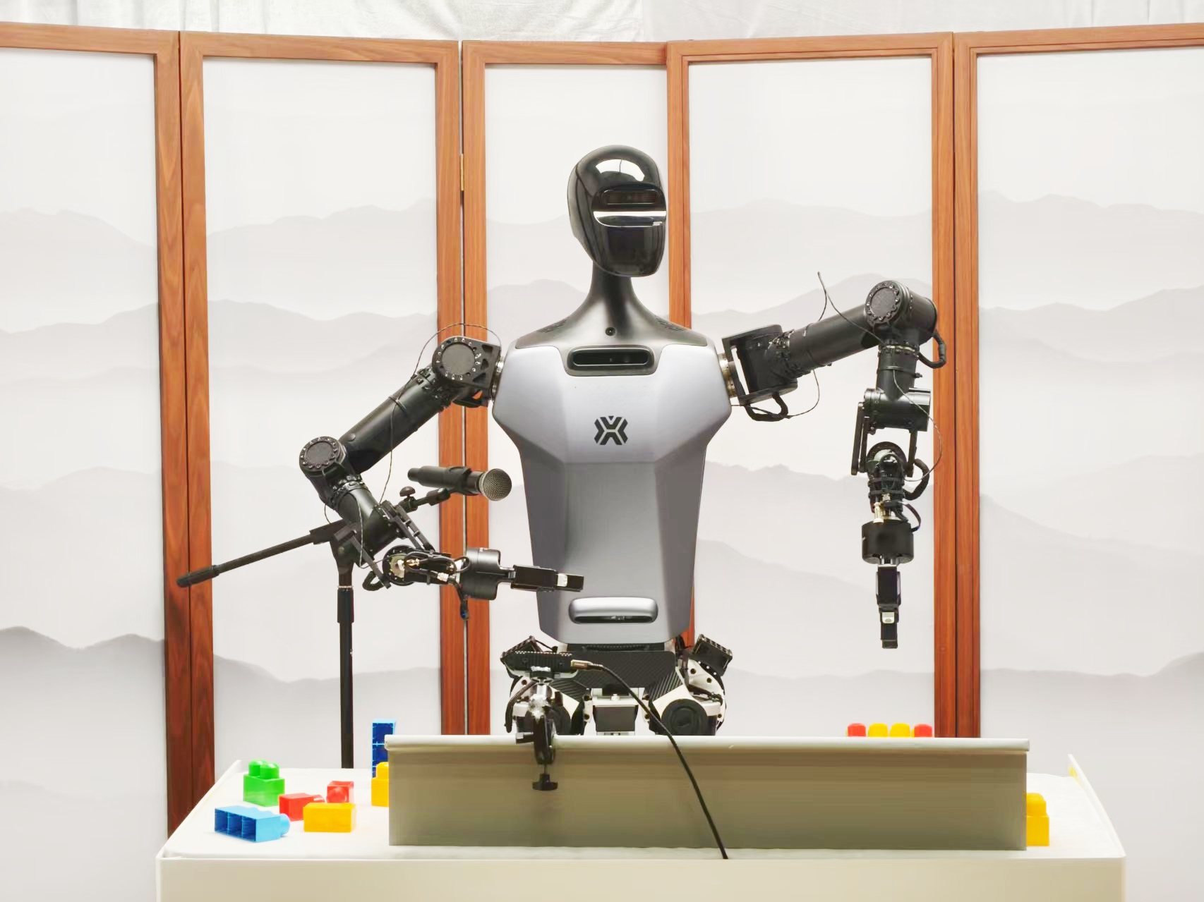 定價(jià)29.9萬  優(yōu)必選攜手國家隊(duì)在京發(fā)布全尺寸科研人形機(jī)械人「天工行者」