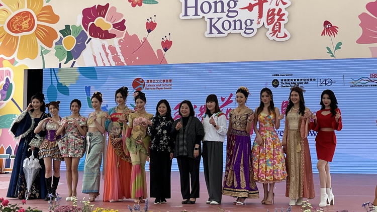 有片｜香港花卉展預(yù)覽 應(yīng)屆港姐古裝亮相展新姿