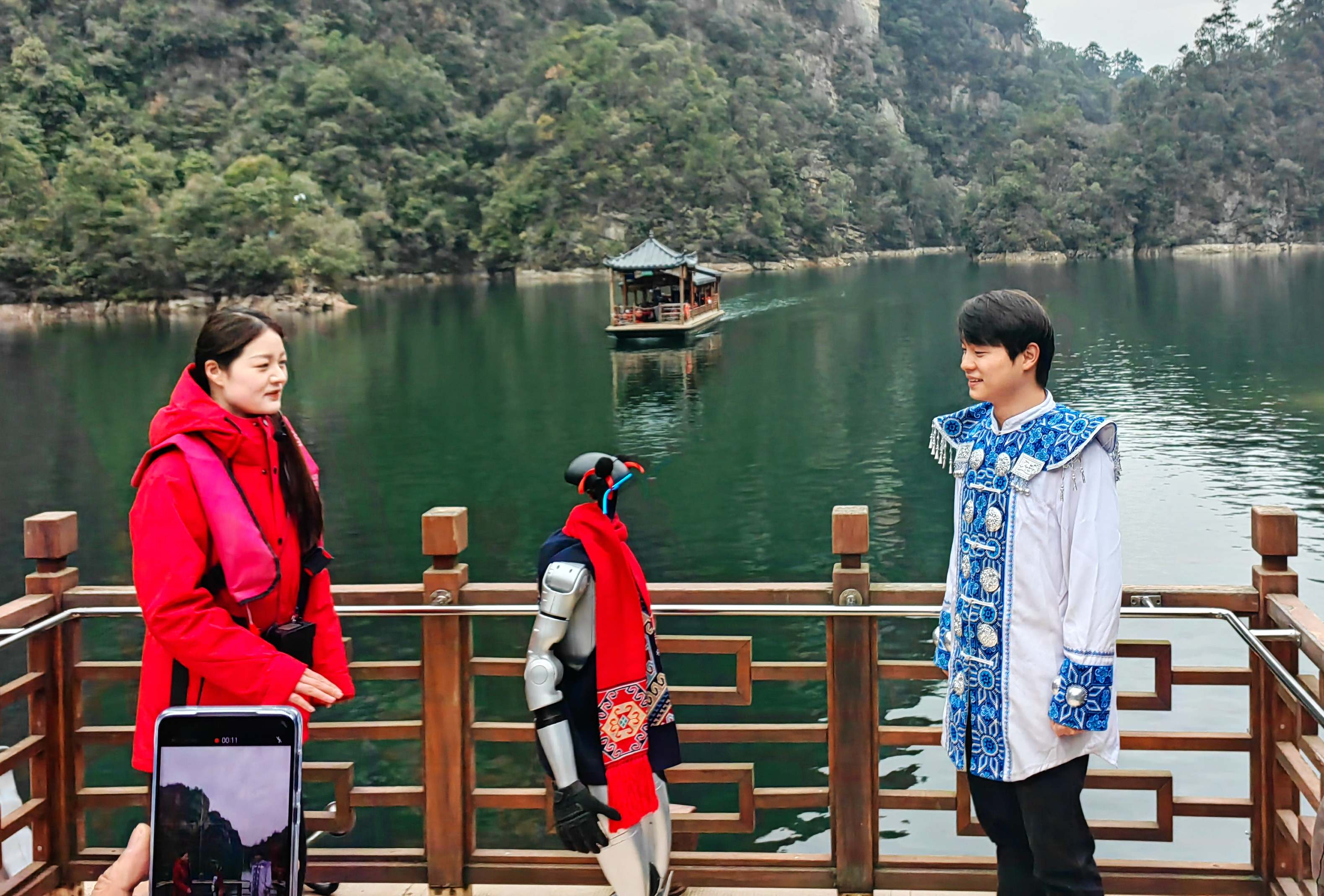 科技之光閃耀奇山異水 張家界景區(qū)首現(xiàn)「機械人」