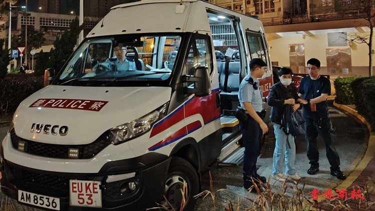 腦退化癥六旬?huà)D迷路 東九龍衝鋒隊(duì)護(hù)送回家