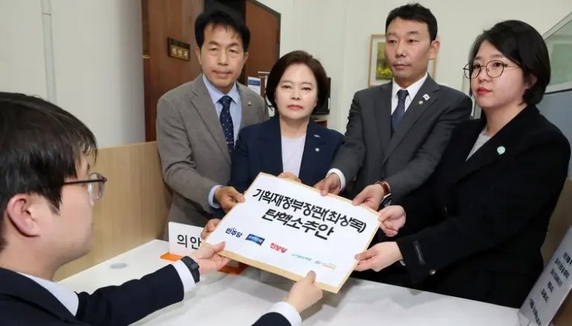 韓國在野黨發(fā)起針對代總統(tǒng)的彈劾動(dòng)議案