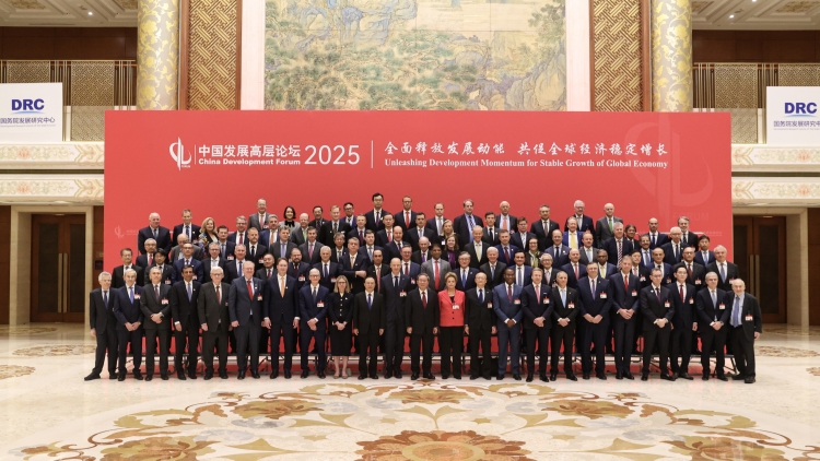 李強(qiáng)會(huì)見美國(guó)聯(lián)邦參議員戴安斯一行