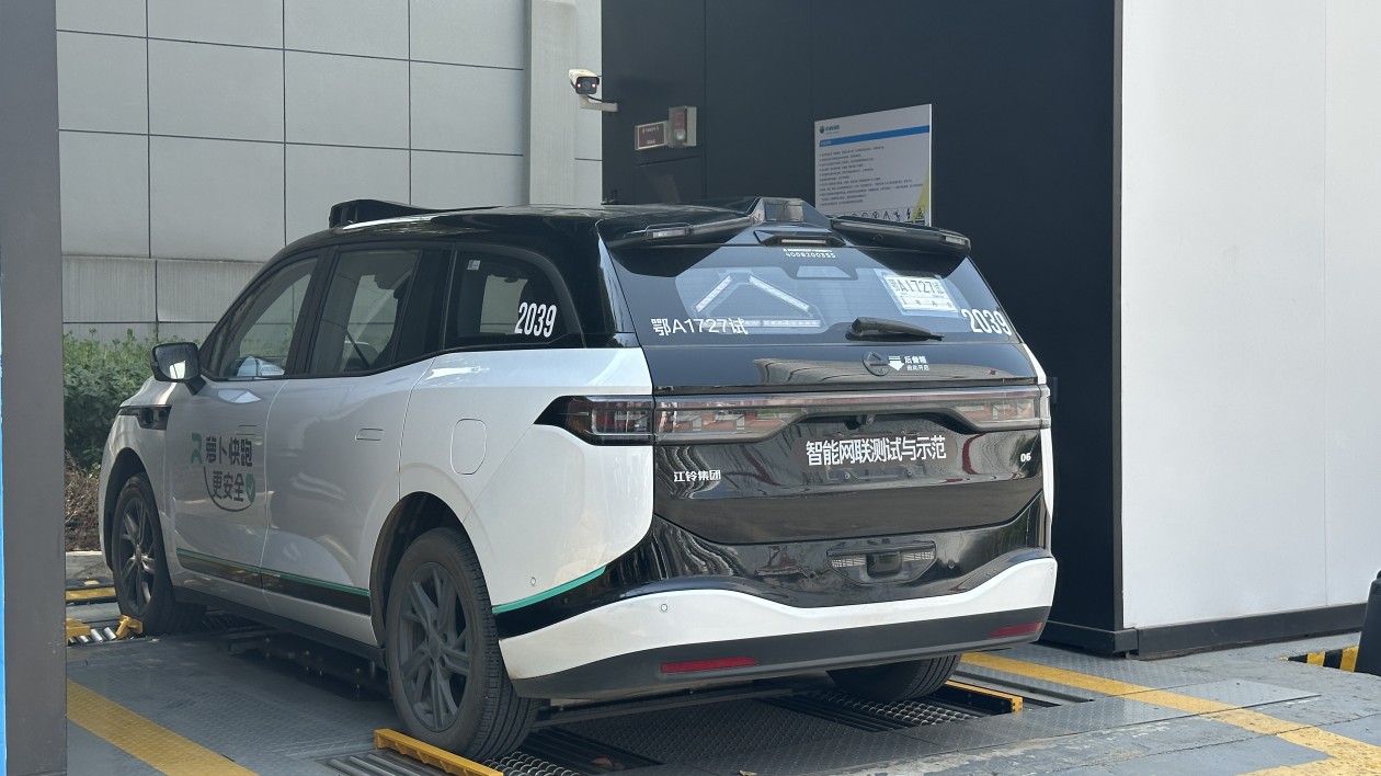 蘿蔔快跑第六代無人車實(shí)現(xiàn)4分鐘全自動換電