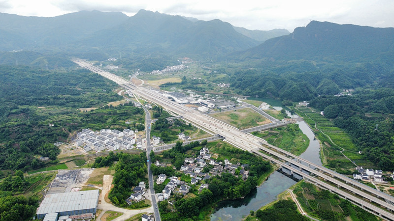 皖?黟縣西遞鎮(zhèn)：「作退一步想」巧盤「平安結(jié)」