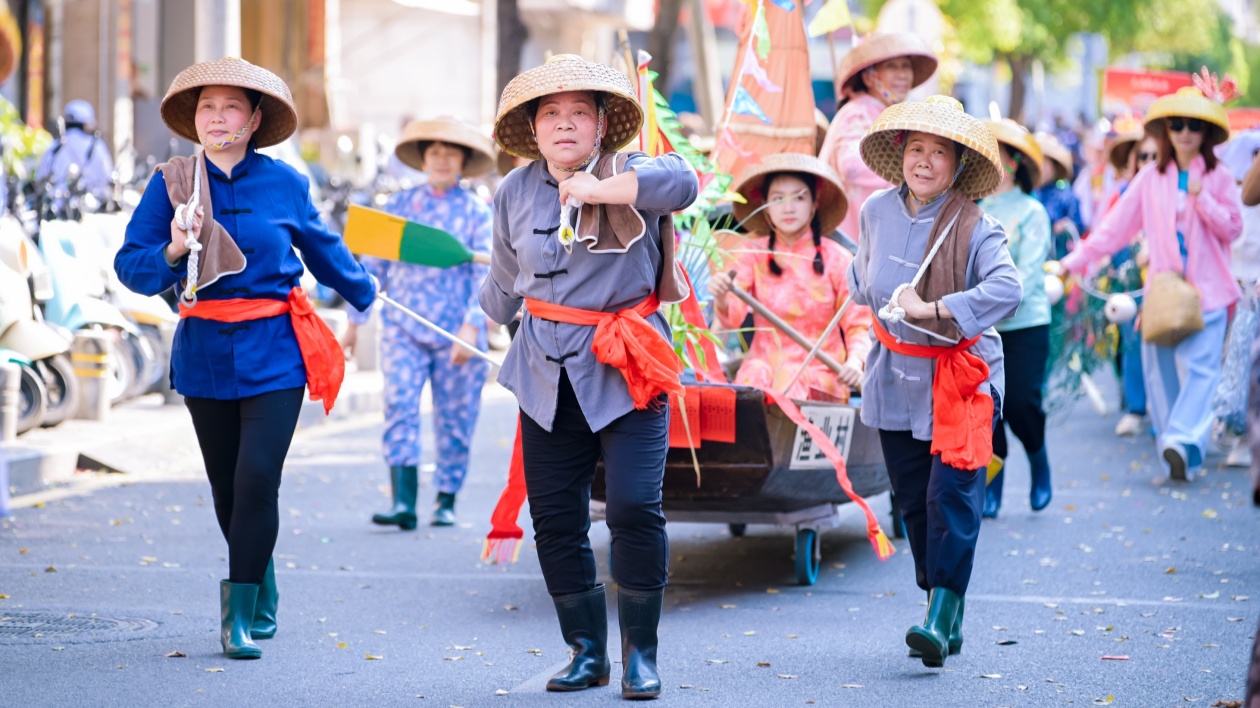 深圳包租婆當街「拉網(wǎng)打魚」成網(wǎng)紅