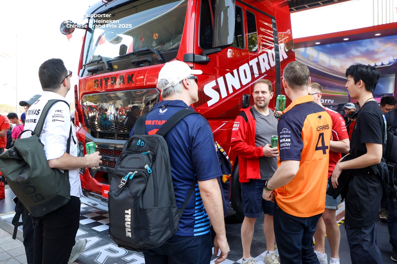 中國重汽F1賽事展區(qū)驚現(xiàn)「機(jī)械戰(zhàn)甲」！這輛卡車什麼來頭？