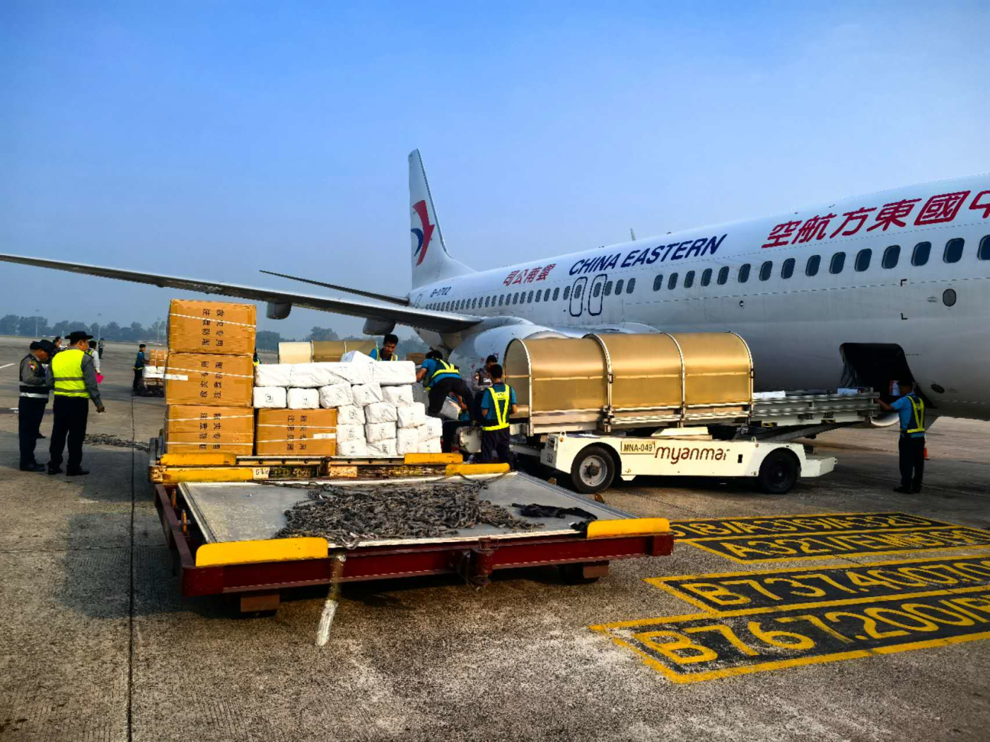 有片︱首班國(guó)際救援包機(jī)馳援緬甸震區(qū) 運(yùn)送37名應(yīng)急救援人員5噸物資