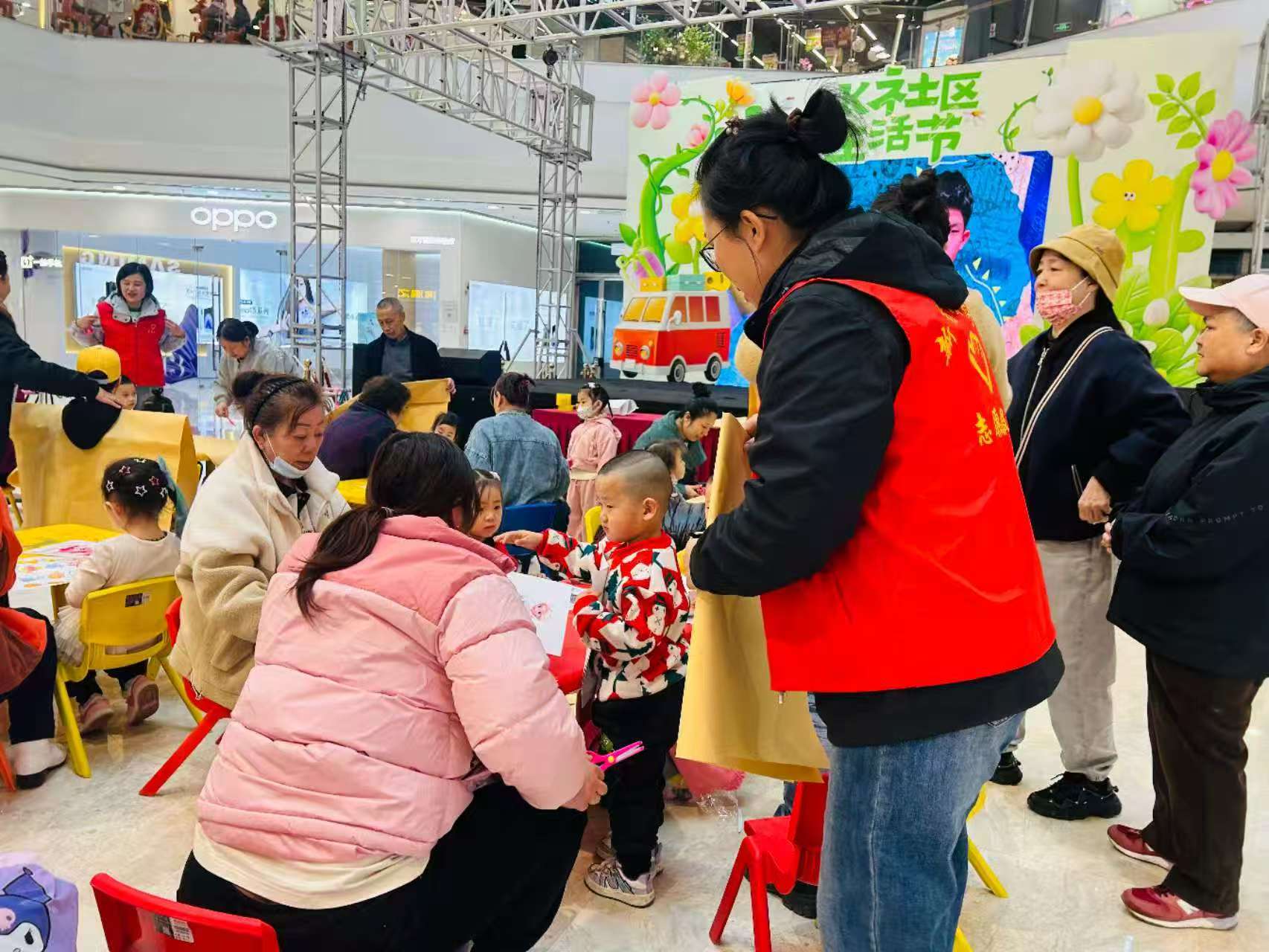 哈市香坊區(qū)新香坊街道鐵成社區(qū)環(huán)保繪畫時裝走秀在哈東萬達廣場舉辦