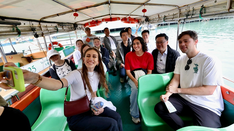 有片｜李家超到訪大澳撐商戶 強(qiáng)調(diào)政府會(huì)繼續(xù)發(fā)展不同旅遊資源吸引旅客