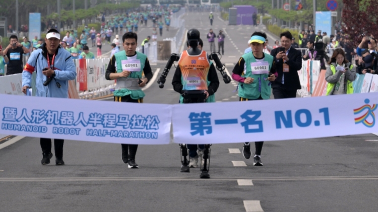 北京人形機(jī)器人半馬完賽 港股首程控股投資企業(yè)包攬冠亞軍