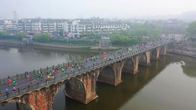 燃亮「歙馬」！千名志願者為萬名跑者暖心護(hù)航