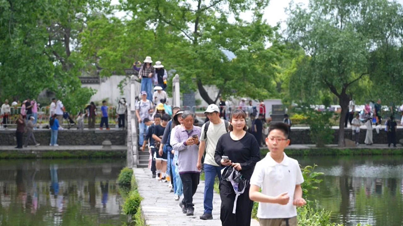 禮遇遊客共鳴共情  皖黟縣「五一」志願服務暖意融融