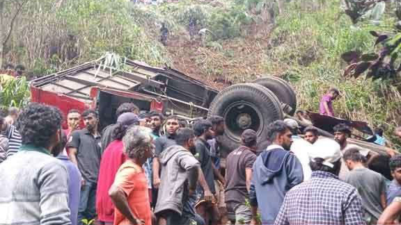 斯里蘭卡一客車墜崖 已致11死37傷