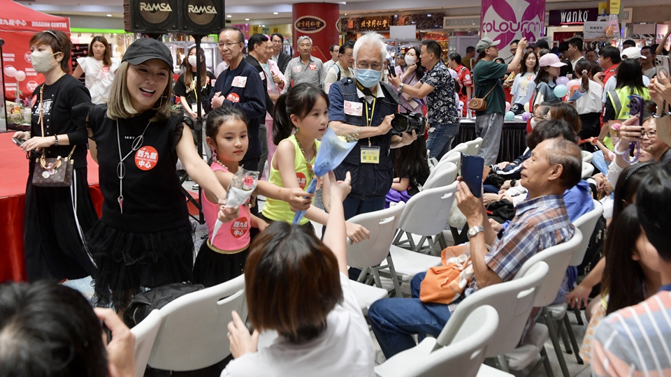 有片｜無(wú)懼癌癥 前港姐季軍吳文忻女兒跳唱共賀母親節(jié)