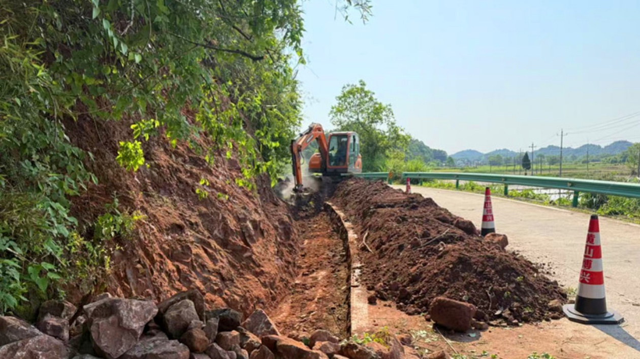 皖休寧公路：未雨綢繆強(qiáng)養(yǎng)護(hù)  清疏溝涵保安全