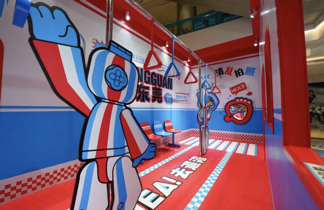 紅白藍(lán)無厘頭大灣區(qū)首展啟幕  莞企原創(chuàng)IP打造潮玩新地標(biāo)