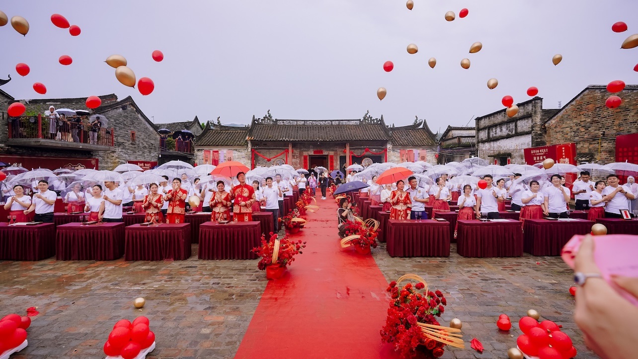 逾千對(duì)佳偶共植林 廣東舉行青年集體婚禮暨「有喜事 來(lái)種樹(shù)」活動(dòng)