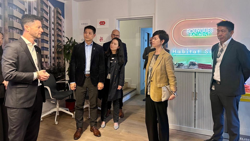 何永賢訪問巴黎 分享房委會重建舊公共屋邨經(jīng)驗